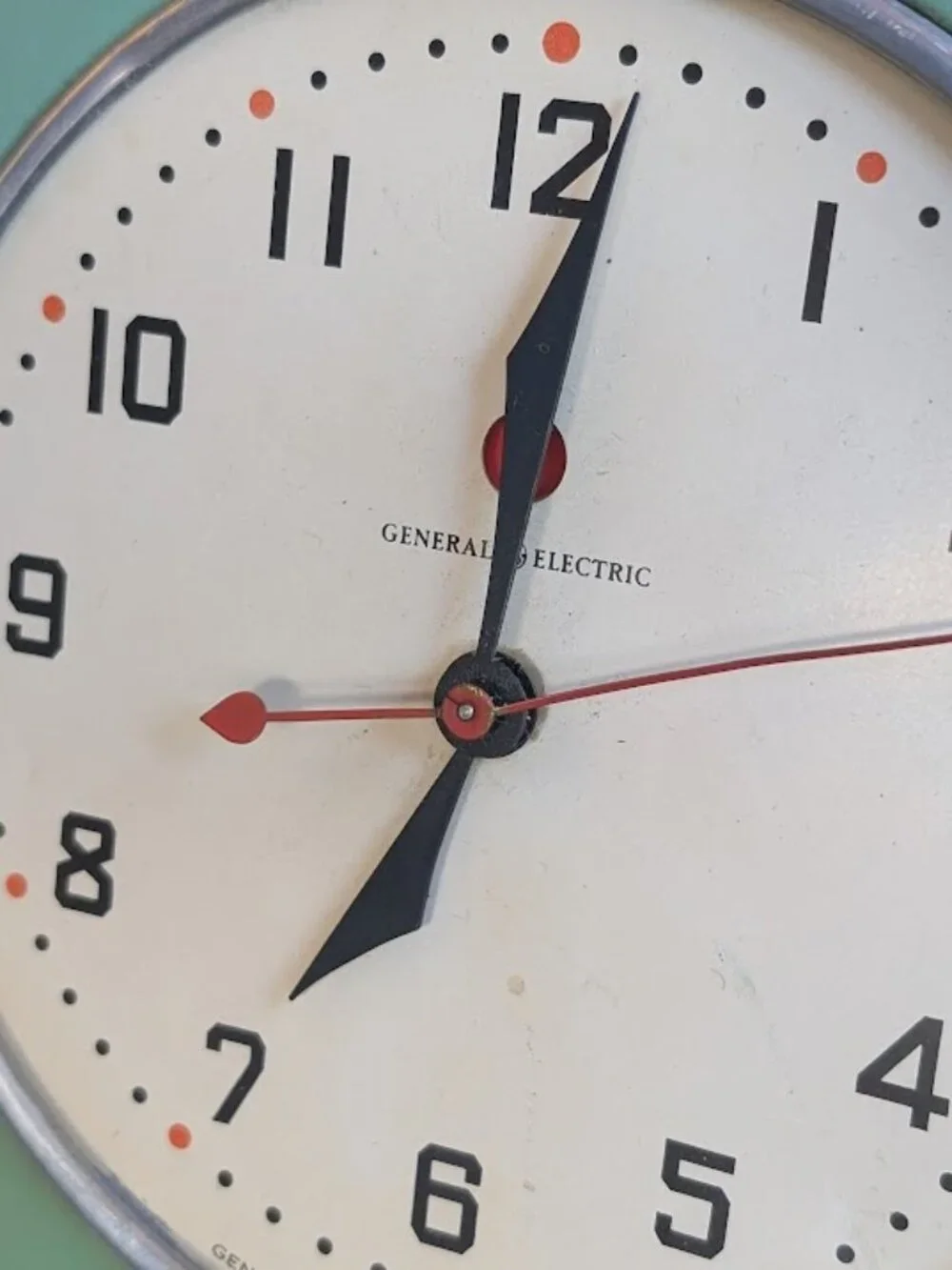 Vintage General Electric metal wall clock model #2H08 - runs, missing glass dome